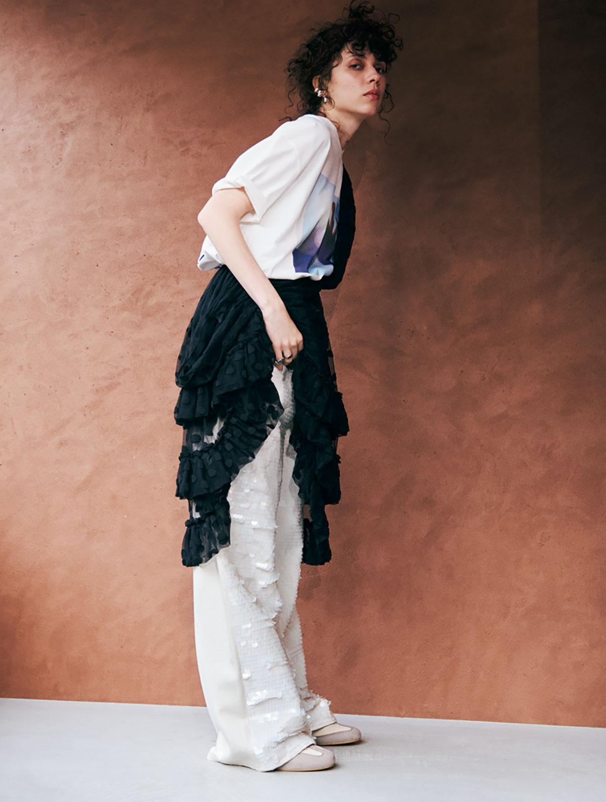 Tシャツ¥66,000（メンズ）／Jil Sander（ジルサンダージャパン）　レイヤードしたドレス¥348,700／Dries Van Noten（ドリス ヴァン ノッテン）　パンツ¥359,700／Stella McCartney　シューズ￥41,800／adidas by StellaMcCartney（ともにステラマッカートニー ジャパン）　ピアス¥73,500 　カフ〈大〉¥44,700　〈小〉¥36,700　薬指につけたリング¥68,700　小指につけたリング¥70,300／すべてTom Wood（トムウッド 青山店）