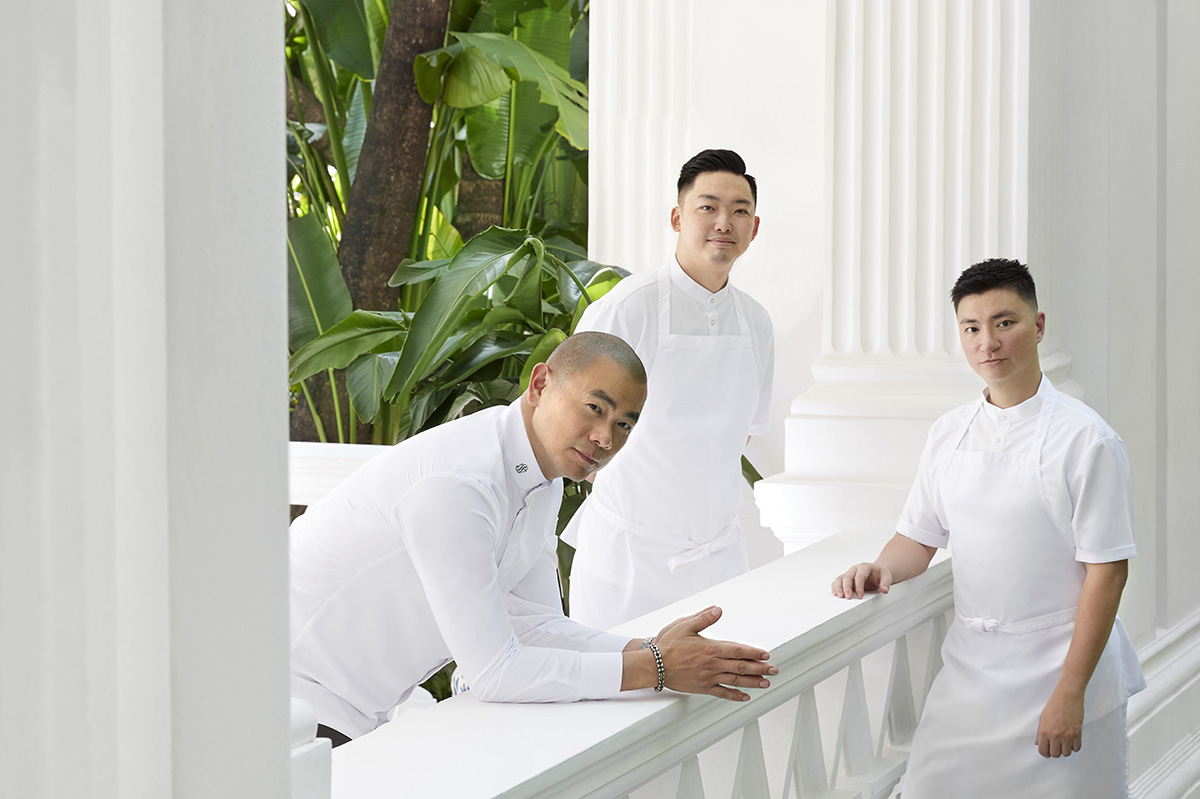 アンドレ・チャン氏と台湾出身の料理長のベン・ワン氏、副料理長のロイ・クオ氏 Photo by Raffles Hotel Singapore