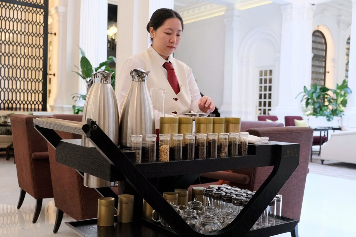 英国高級紅茶ブランド「JING」のお茶をワゴンでサービスしてくれる