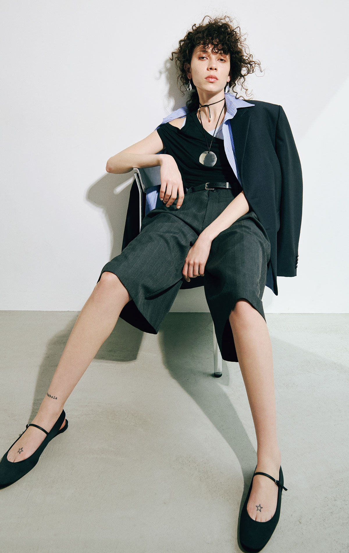 ジャケット¥577,500（予定価格、メンズ）／Balenciaga（バレンシアガクライアントサービス）　ボディスーツ¥35,200／Renaissance Renaissance（ザ・ウォール ショールーム）　パンツ¥111,100（メンズ）／Our Legacy（エドストローム オフィス）　ベルト¥93,500／Jil Sander（ジルサンダージャパン）　シューズ¥92,950／Toteme（トーテム クライアントサービス）　ネックレス¥306,900／Sophie Buhai（エスケーパーズオンライン）　ピアス¥14,300／Sisi Joia(フィルグ ショールーム）
