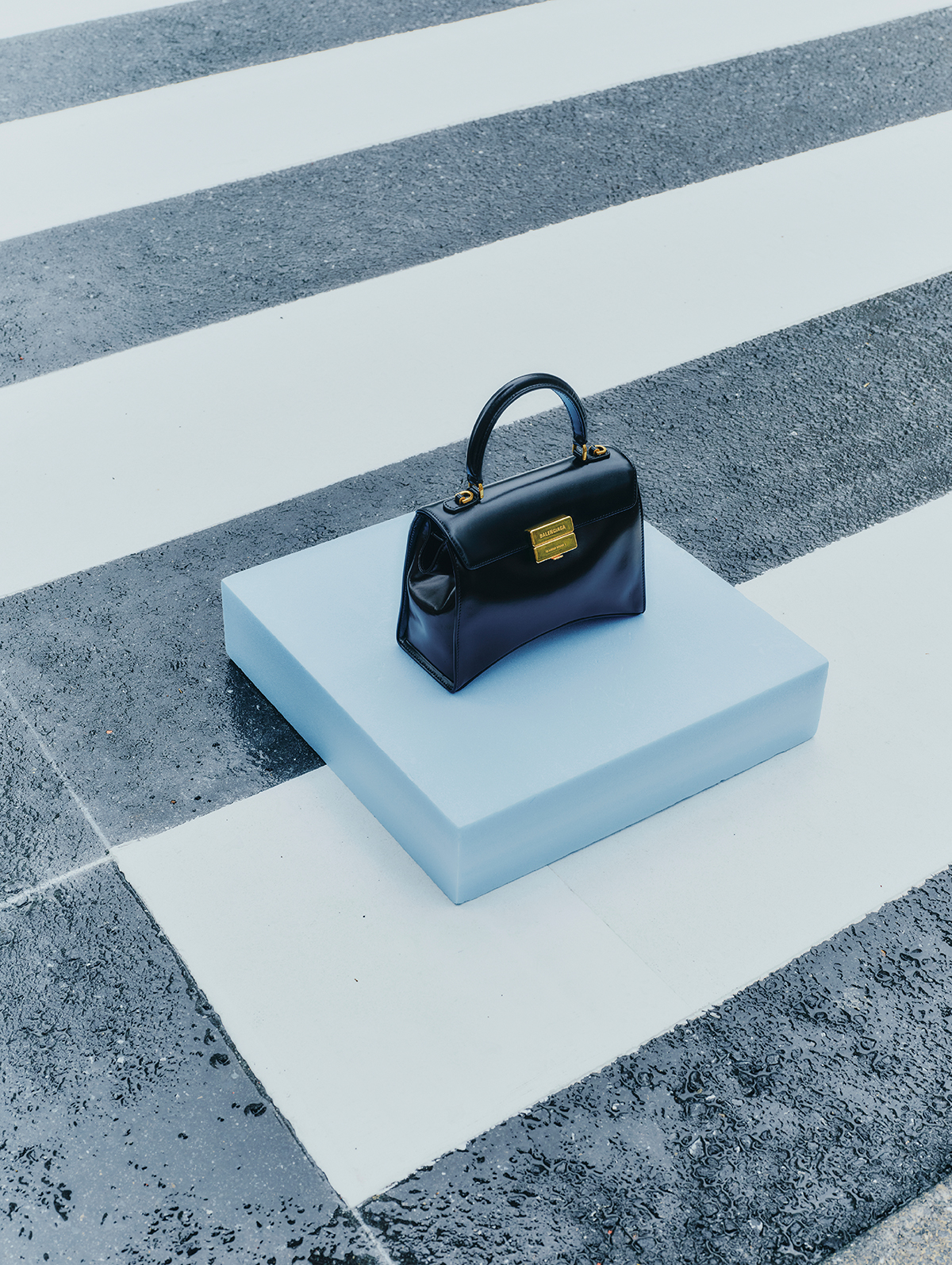 バッグ(H18×W24×D10cm)¥434,500 (予定価格)/Balenciaga (バレンシアガ クライアントサービス)