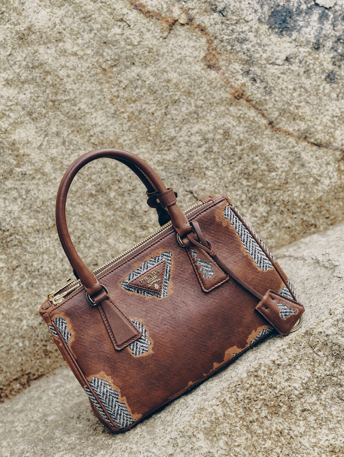 バッグ(H15×W24.5×D11c m)¥990,000 (予定価格)/Prada (プラダ クライアントサービス)