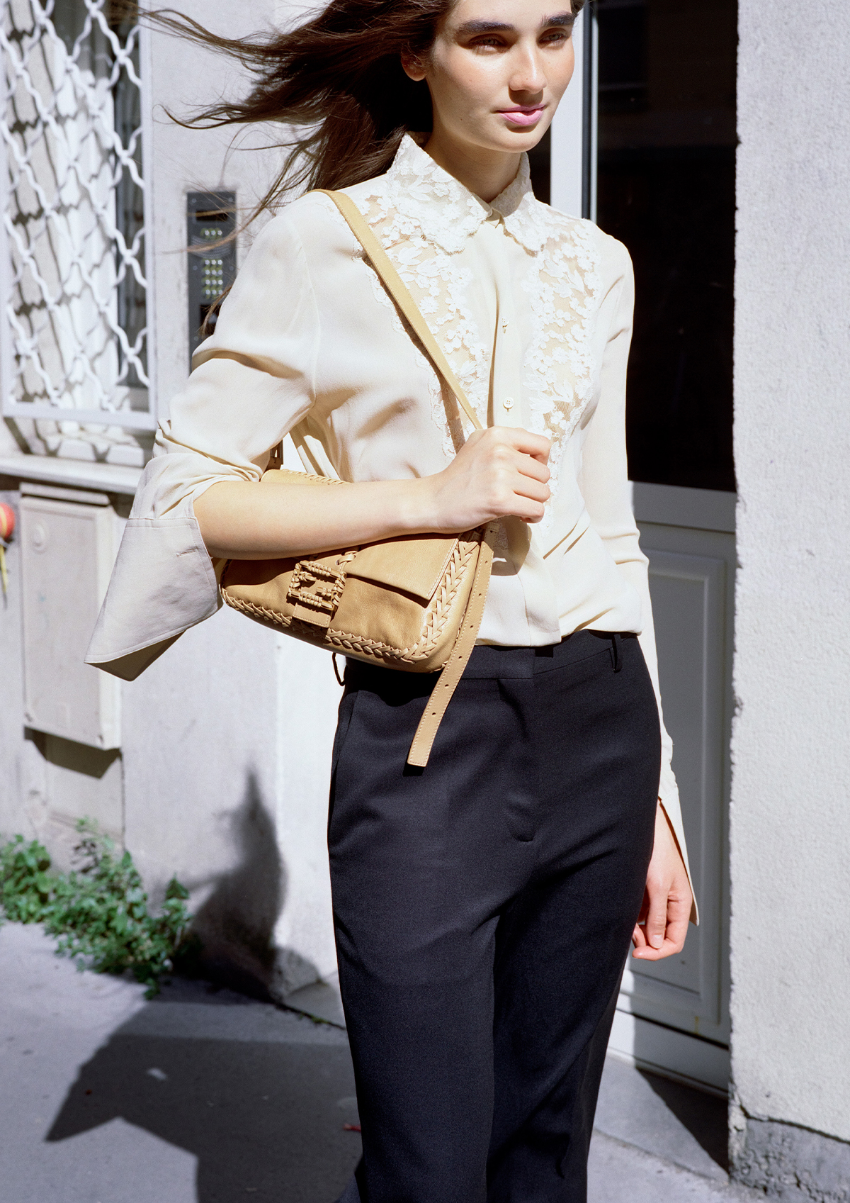 バッグ￥579,700 （9月下旬発売予定） ブラウス￥314,600 パンツ￥224,400シューズ￥184,800 （すべて予定価格）／Fendi （フェンディ ジャパン）
