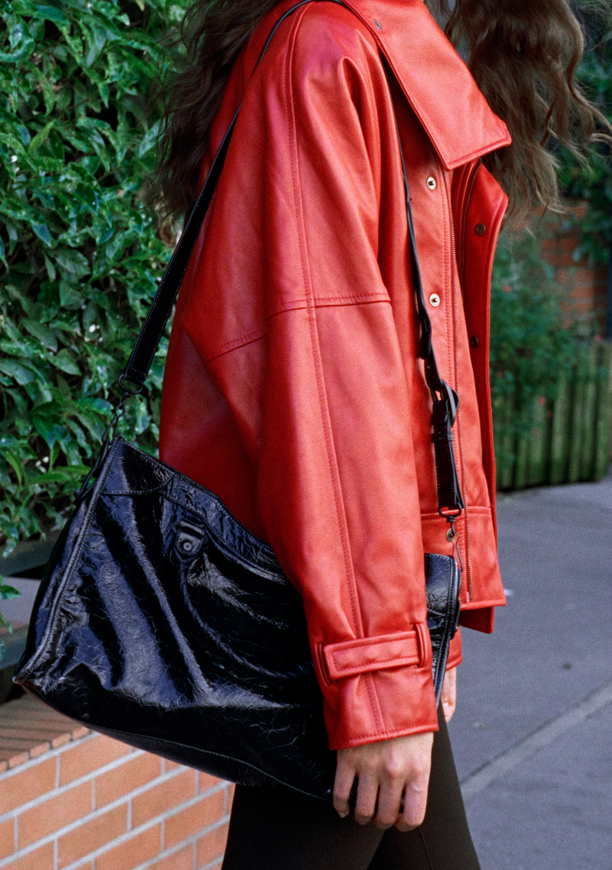 バッグ￥434,500 ボンバージャケット￥971,300 レギンス￥136,400（すべて予定価格）／Balenciaga （バレンシアガ クライアントサービス）