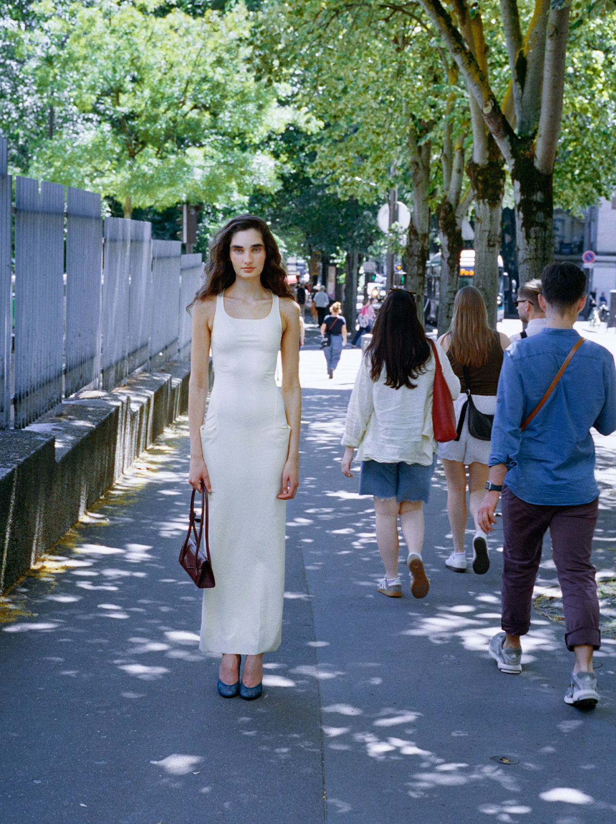 バッグ￥399,300 ドレス￥629,200 シューズ￥207,900 （ともに参考価格）／すべてAlaïa （リシュモン ジャパン アライア）