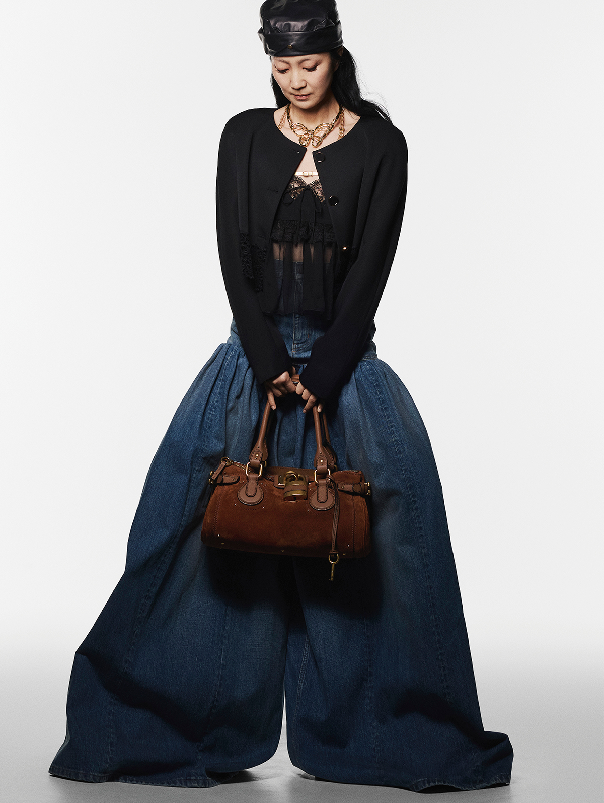 バッグ￥437,800 ジャケット￥366,300 トップ￥292,600 パンツ￥330,000 ハット 参考商品 ネックレス￥160,600 ネックレスとして着用したベルト￥124,300／すべてChloé （クロエカスタマーリレーションズ）