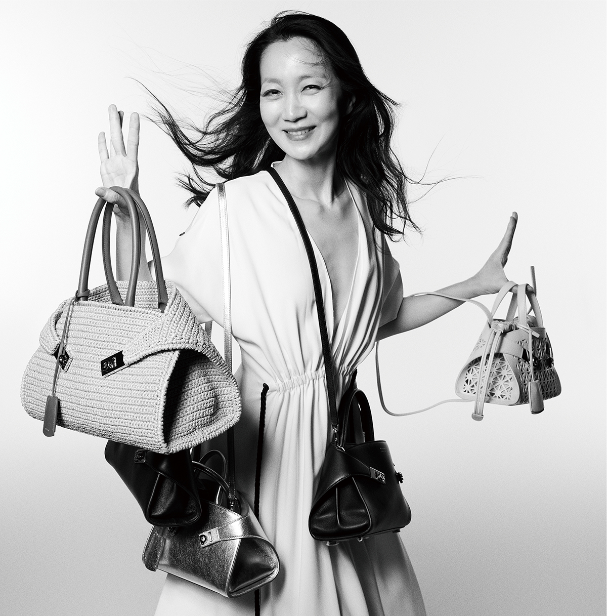 バッグ〈左から〉￥462,000￥341,000 ￥517,000 ￥385,000 ￥352,000 ドレス￥352,000／すべてFerragamo （フェラガモ・ジャパン）