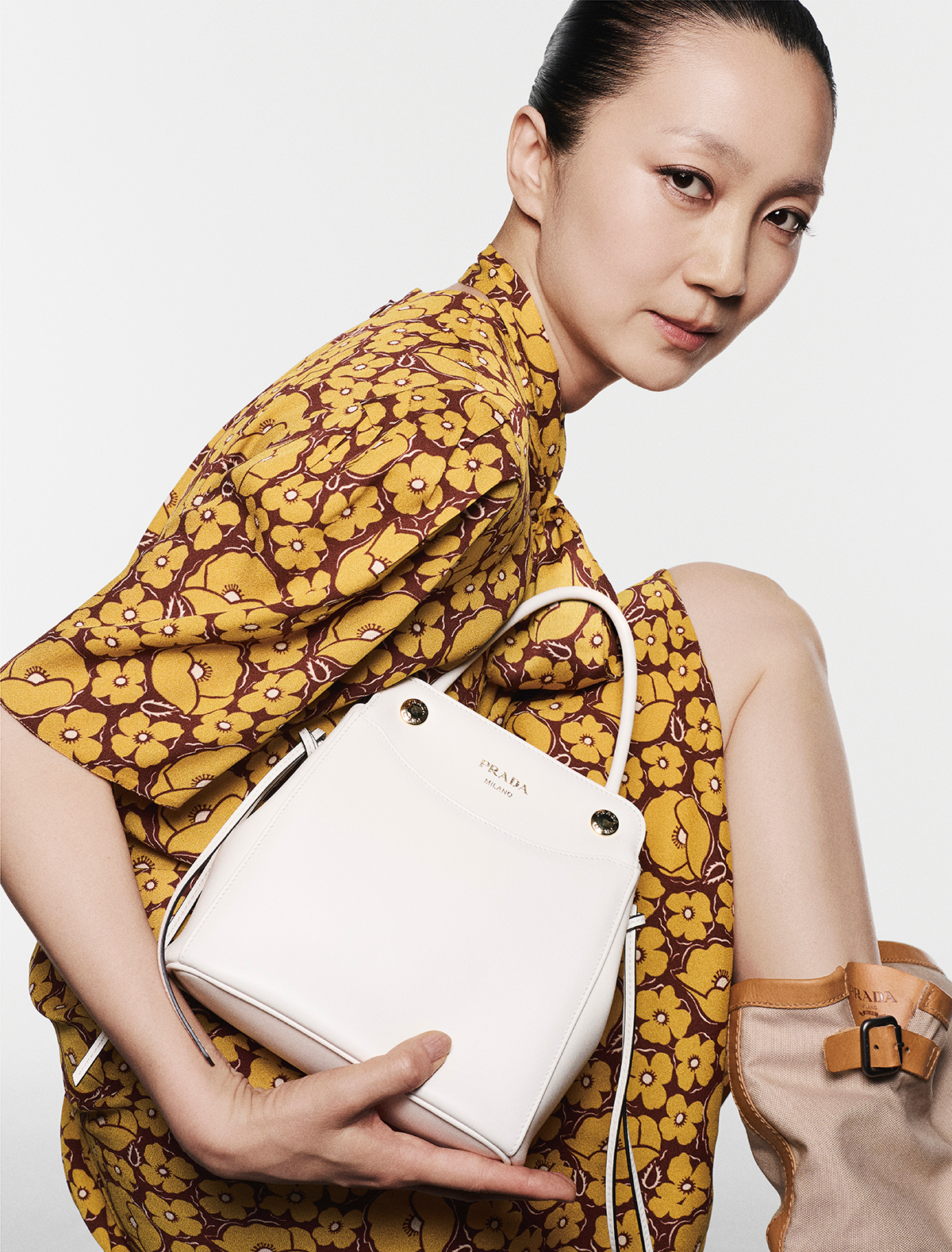 バッグ￥374,000 ドレス 参考商品 シューズ￥295,900 （すべて予定価格）／Prada（プラダ クライアントサービス）