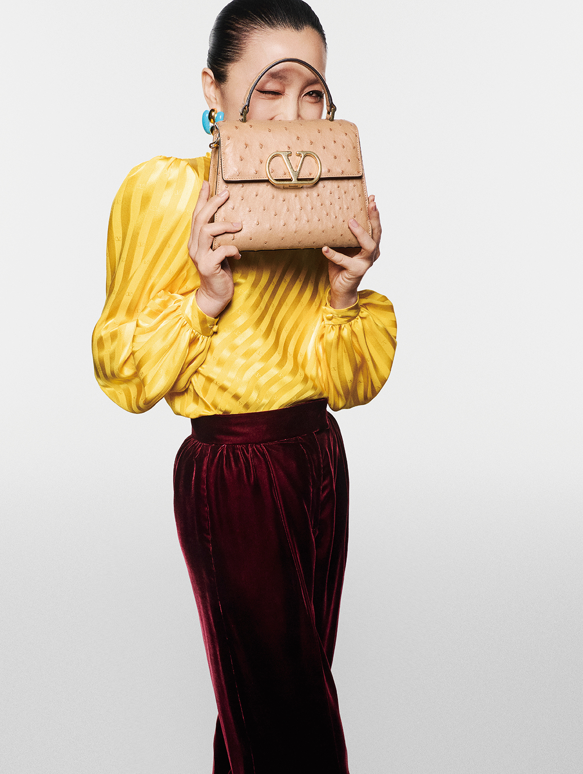 バッグ￥1,023,000／Valentino Garavani トップ￥440,000 パンツ￥308,000 ピアス 参考商品／すべてValentino （ともにヴァレンティノ インフォメーションデスク）