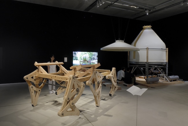 展示風景より。小渕祐介＋中村 純『歩く方丈』（ギャラリー2）　撮影：木奥恵三