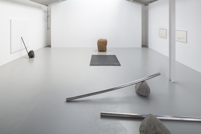 「李禹煥 ： Work on Paper / Sculpture」展示風景、SCAI THE BATHHOUSE、東京、2026 撮影：表恒匡　協力： SCAI THE BATHHOUSE