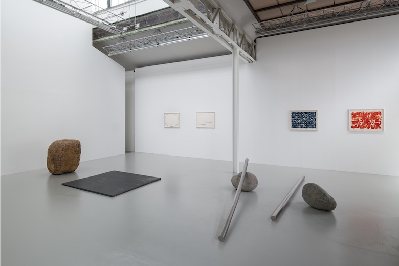 「李禹煥 ： Work on Paper / Sculpture」展示風景、SCAI THE BATHHOUSE、東京、2026 撮影：表恒匡　協力： SCAI THE BATHHOUSE
