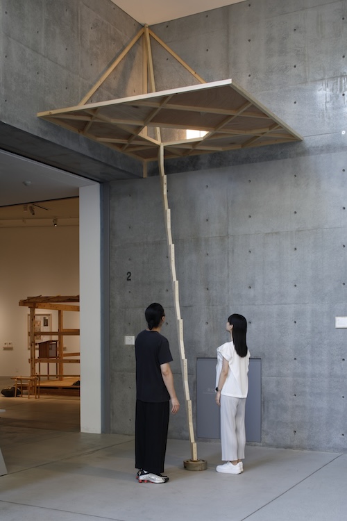 
展示風景より。山口 晃『庵案5』（ロビー）　撮影：木奥恵三