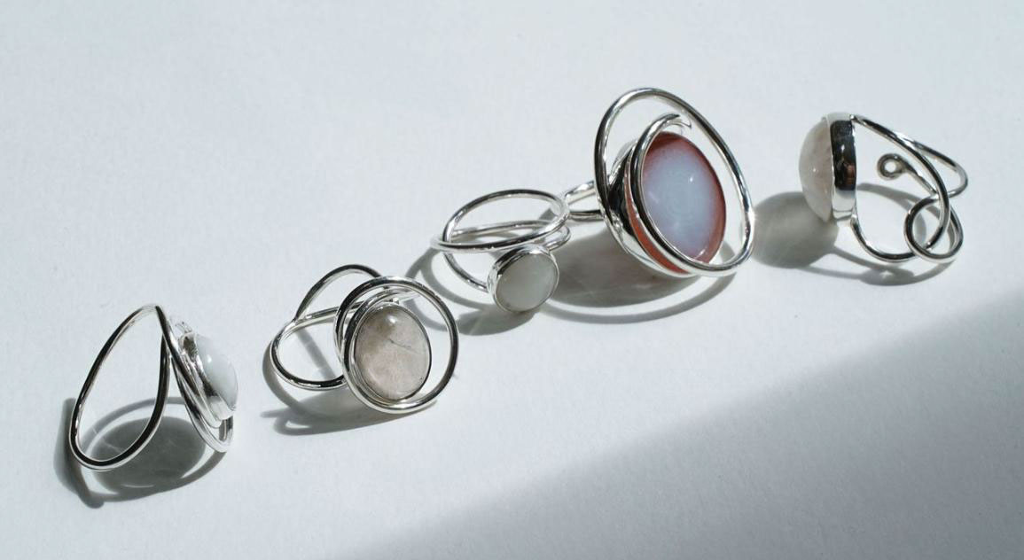 左から ¥228,800(AGATE)¥236,500(QUARTZ)¥214,500(SNOWQUARTZ)¥363,000(QUARTZ)¥247,500(QUARTZ)すべてリサイクル925スターリングシルバー