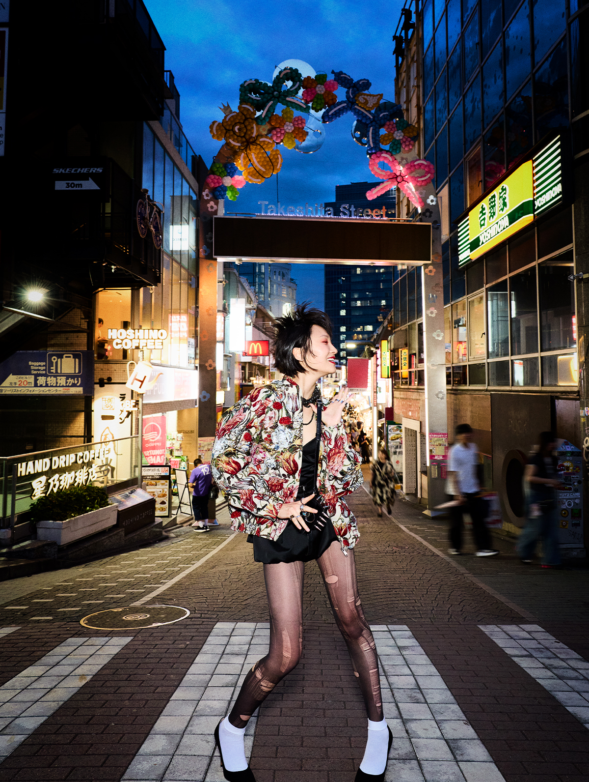 ジャケット¥396,000　ベルト¥50,600　バッグ¥165,000／すべてUndercover（アンダーカバー）　ボディスーツ¥302,500／N21（イザ）　ネックレス 大¥212,700　小¥127,900　ラリエット¥385,500　リング 右手·親指¥75,100　人差し指¥92,700 中指（上）¥70,300 中指（下）¥70,300 薬指¥70,300　小指¥89,500 左手·親指¥89,500 人差し指¥92,700 中指¥92,700　薬指と小指にしたダブルリング¥91,100／すべてTom Wood（トムウッド ジャパン）　パンプス¥126,500／Gianvito Rossi（ジャンヴィト ロッシ ジャパン カスタマーサービス）　ストッキング、ソックス／ともにスタイリスト私物