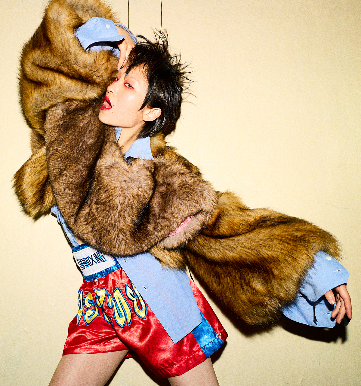 　ファージャケット¥143,000（参考価格）／Toga（トーガ青山店）　ファーティペット¥88,000／N21（イザ）　シャツ¥126,500／Marina Yee（ノースリバティー）　ヴィンテージボクサーパンツ¥6,600／Jantiques（ジャンティーク）