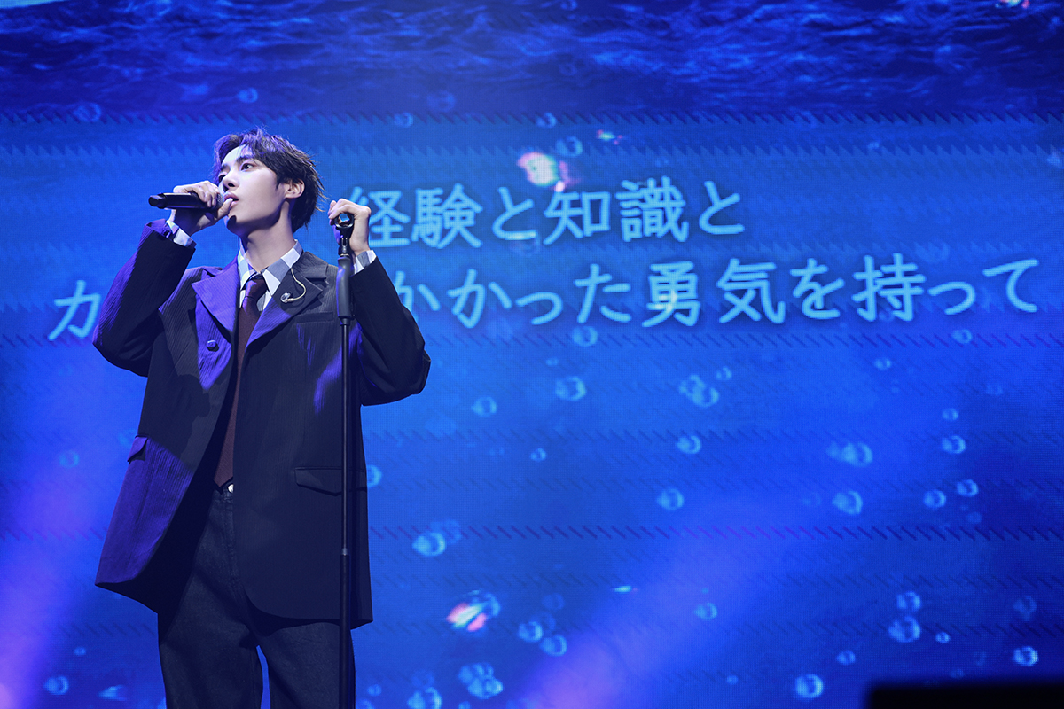 2部の衣装は、グレーのチェックシャツにネクタイというジャケットスタイル。オープニングでRADWIMPS「スパークル」を熱唱するチュ・ヨンウ。
