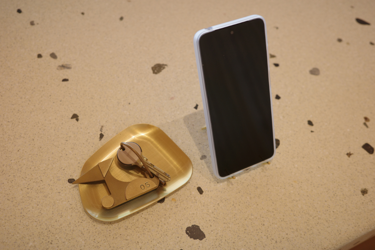 客室には固定電話ではなくスマートフォンを配備。ドッグランで愛犬と遊ぶ最中も手元からコンシェルジュに連絡が取れる