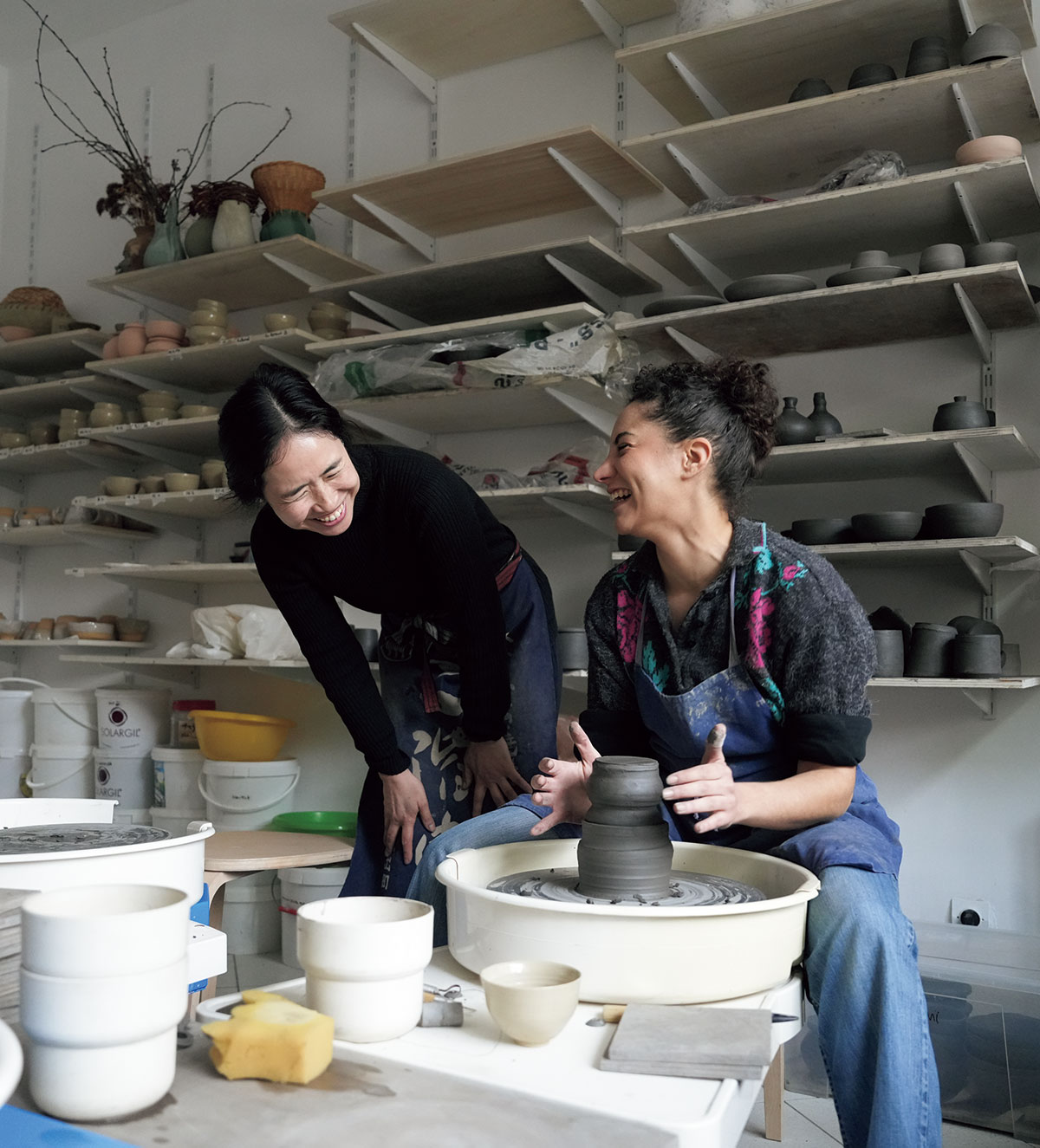 自らのアトリエでは陶芸クラスも開催。「自分たちが時間をかけた作品が、その後も長く使える」ということも好評の理由のひとつ。