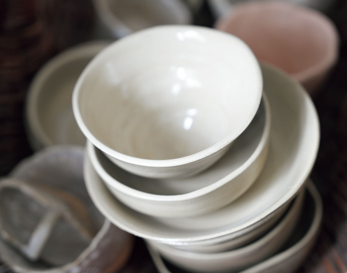 制作中の器の数々。「日常に使う器こそ美しいものを」という想いから旅先にも自身の作品を持っていくそう。