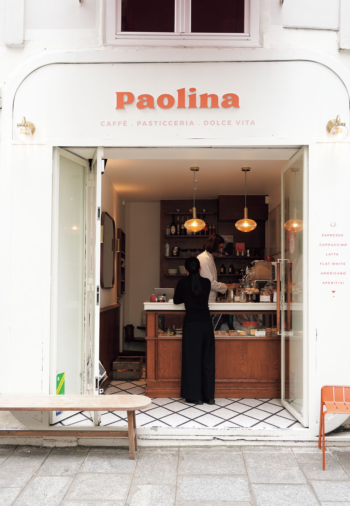 店の隣にはテイクアウトできるイタリアン・カフェが。忙しい仕事の合間のカフェ・ラテタイムは至福の時。