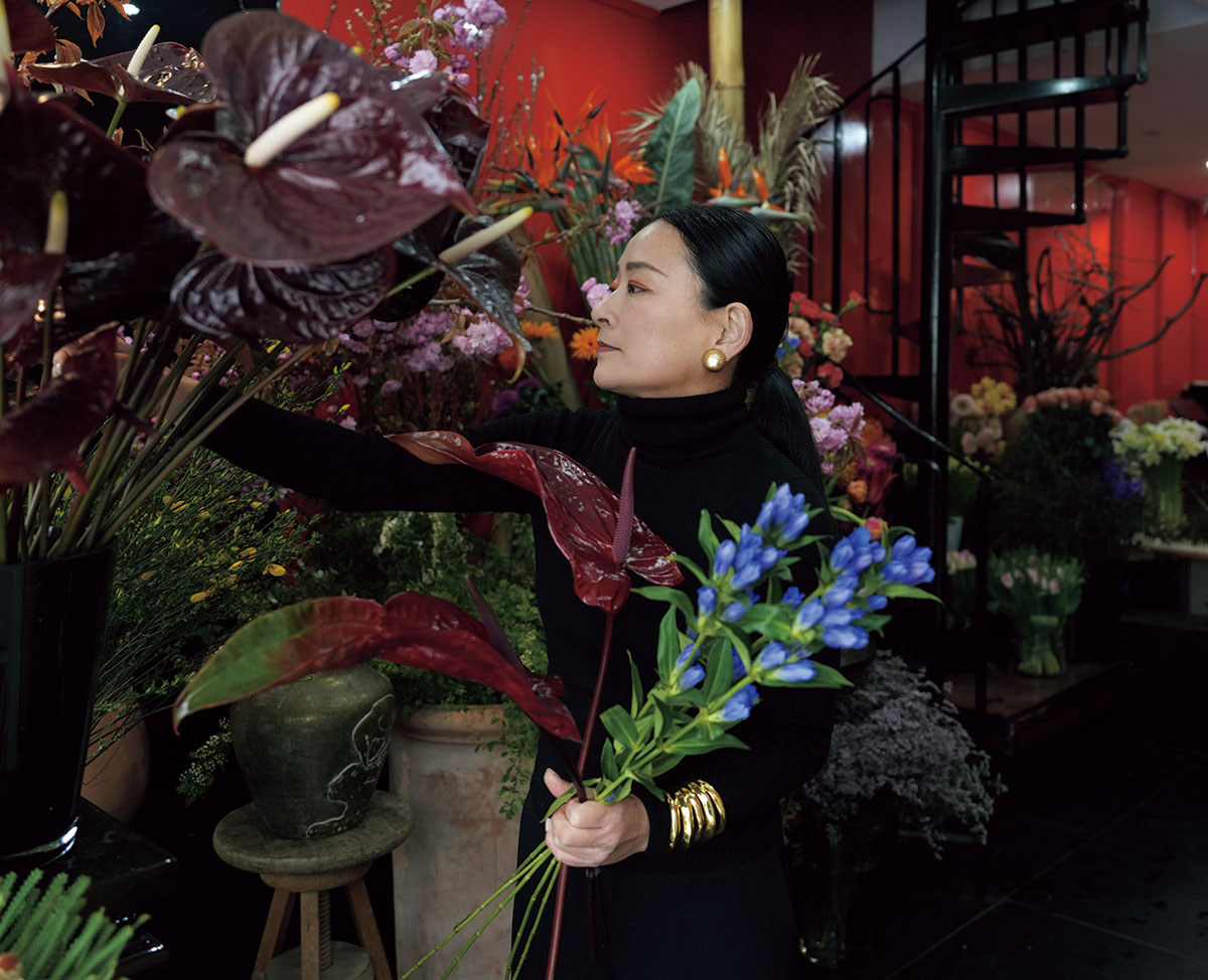 店には常時色とりどりの花が。手前にあるアンスリウムの珍しい形に注目。ほかの店ではないような個性的な草花を扱うのも千花子さんの特徴。