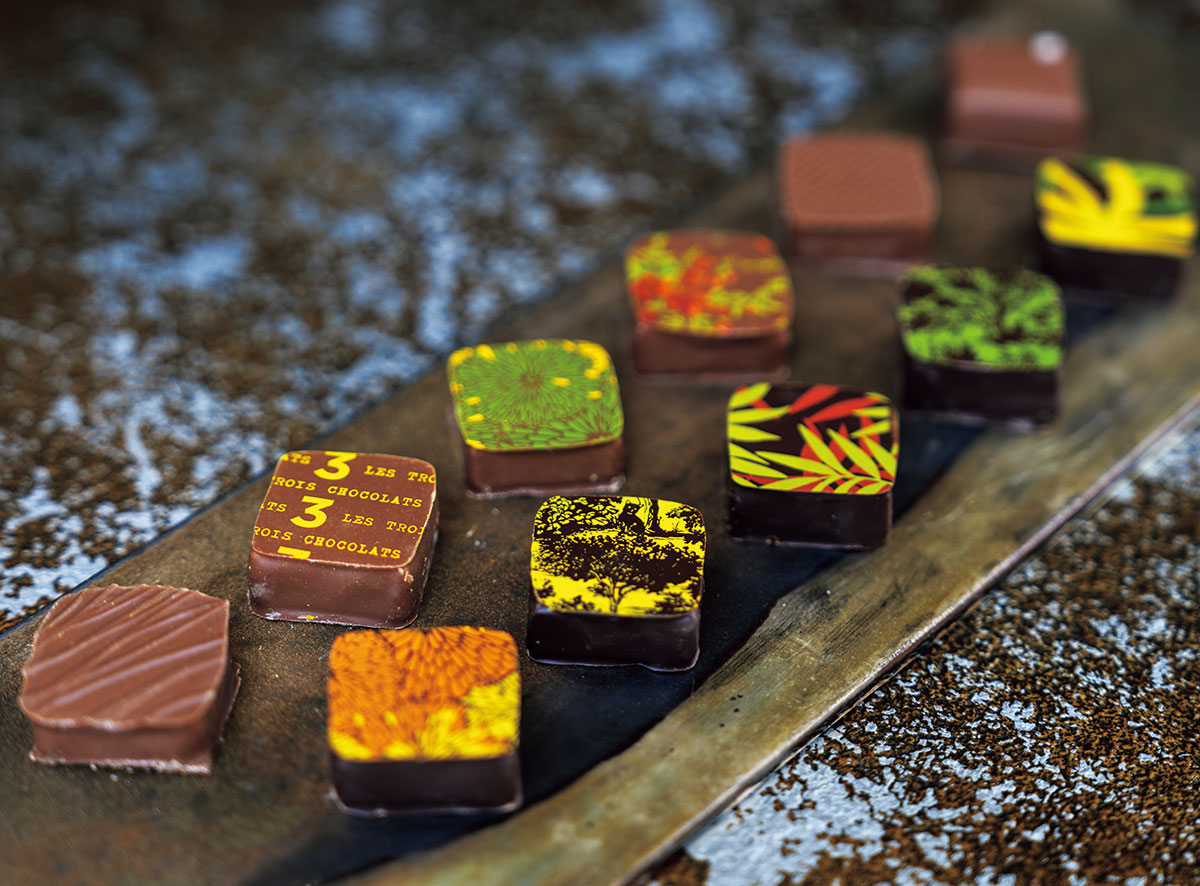 まるでアート作品のようなチョコレートの数々。抹茶や柚子、胡麻だけでなく、わさびなど日本独自のフレーバーも。味に合わせてデザインも自らが考案。「味の面白さだけでなく、チョコレート自体のクオリティがいい」と常連の声。