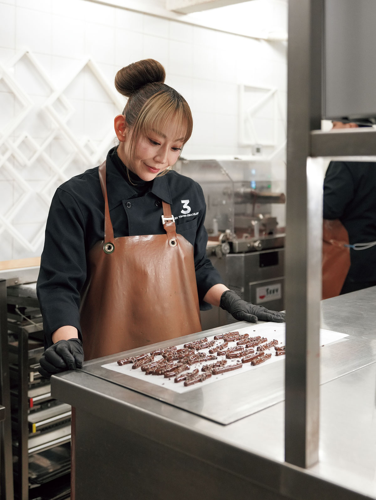 地下の厨房で作業中の恵美子さん。作業着のエプロンもチョコレート色にするなど、こだわりが。