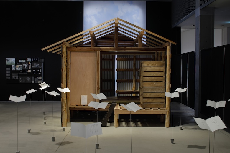 展示風景より。大室佑介＋川長組『物置小屋　移築計画』（ギャラリー2）　撮影：木奥恵三