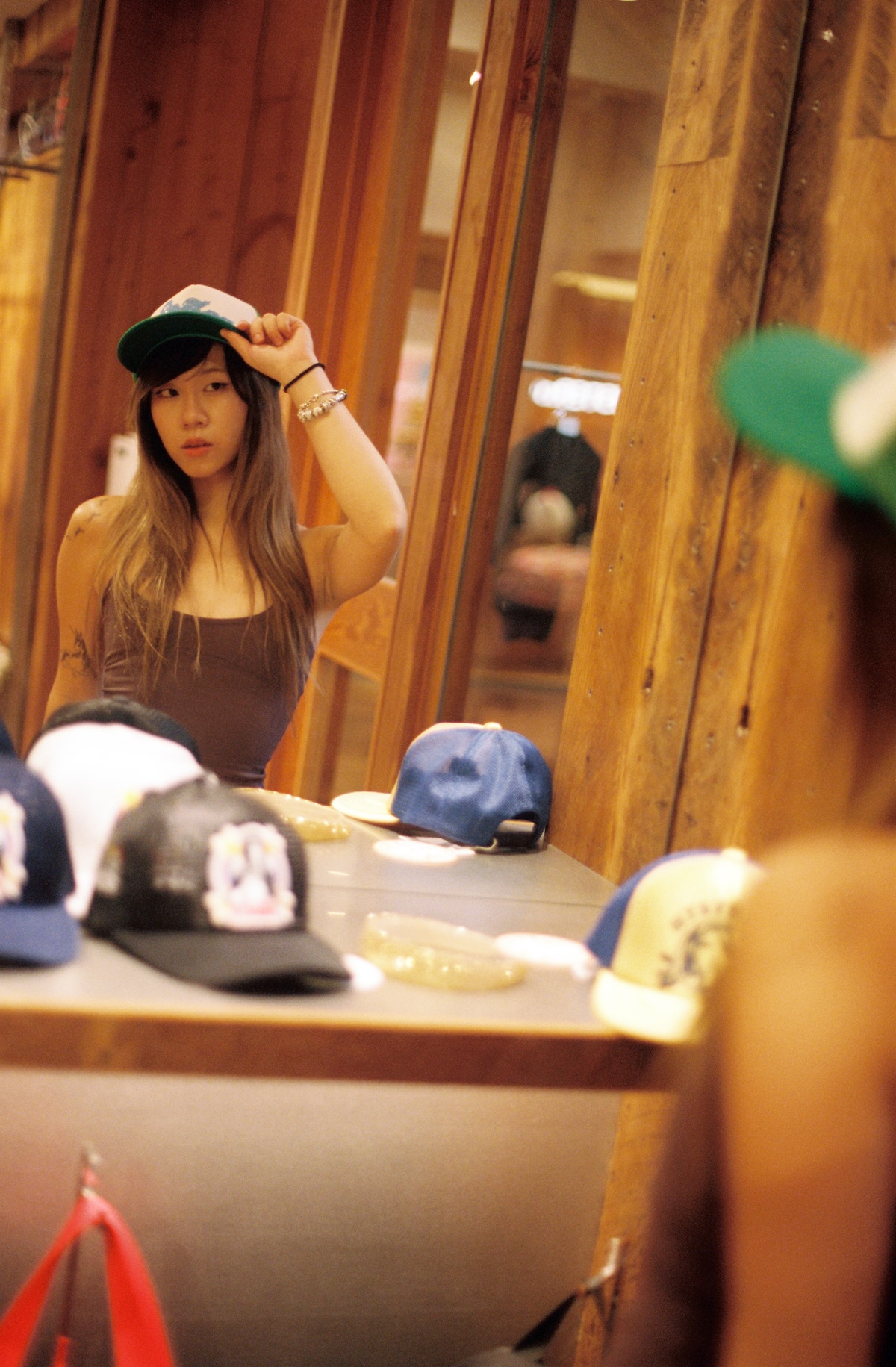 グリーンのメッシュキャップは特にお気に入りに。キャップ¥11,000/ヒステリックグラマー(Hysteric Glamour) キャミソール/本人私物