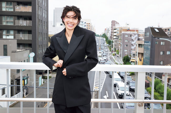 ジャケット¥679,800 パンツ¥291,500/ともにSaint Laurent by Anthony Vaccarello(サンローラン クライアントサービス)