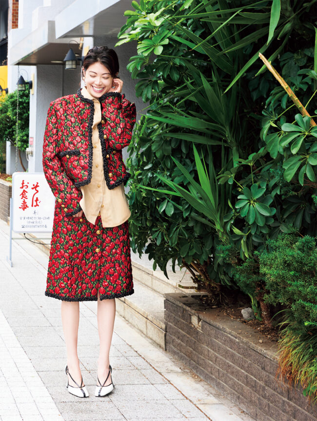 ジャケット¥2,156,000シャツ¥757,900 ドレス¥1,787,500 イヤリング¥184,800 シューズ¥271,700 (すべて予定価格)/Chanel(シャネル カスタマー ケア センター)
