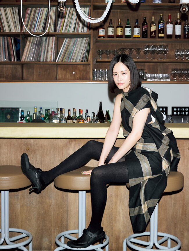 ドレス¥620,400 シューズ¥223,300(ともに予定価格)/Loewe(ロエベ ジャパン クライアントサービス )タイツ/スタイリスト私物
