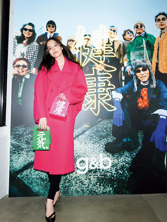 アウター¥971,300 レギンス¥136,400 (参考価格) シューズ¥203,500/すべてBalenciaga(バレンシアガ クライアントサービス) サングラス/スタイリスト私物