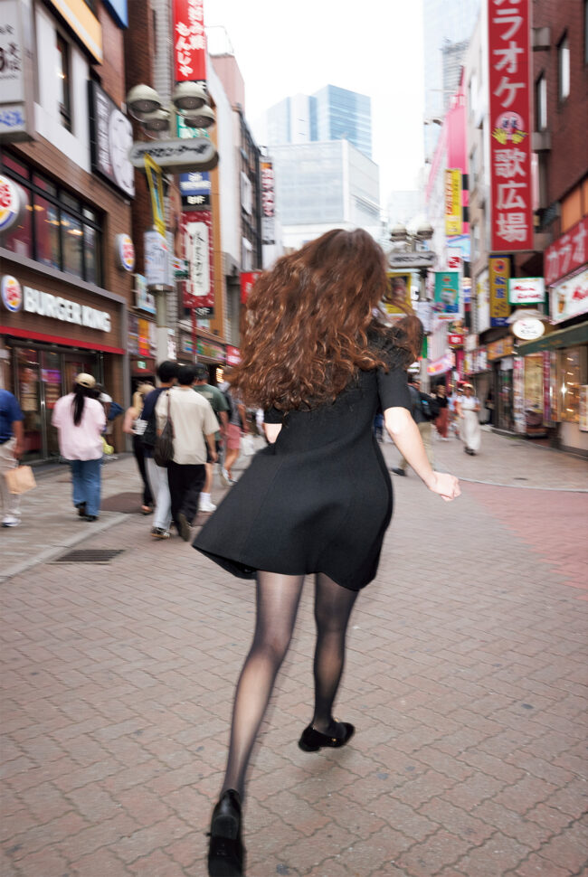 ミニドレス¥726,000 シューズ¥143,000 ピアス¥69,300 (すべて予定価格)/Celine(セリーヌ ジャパン) タイツ/スタイリスト私物