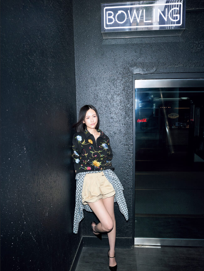 トップ¥108,900 腰に巻いたシャツ¥90,200ショートパンツ¥71,500/すべてKenzo(ケンゾーパリ ジャパン) シューズ/スタイリスト私物