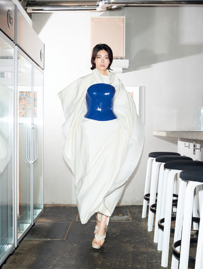 ドレス 参考商品 ボディピース¥990,000/ともにIssey Miyake(イッセイ ミヤケ)シューズ/モデル私物