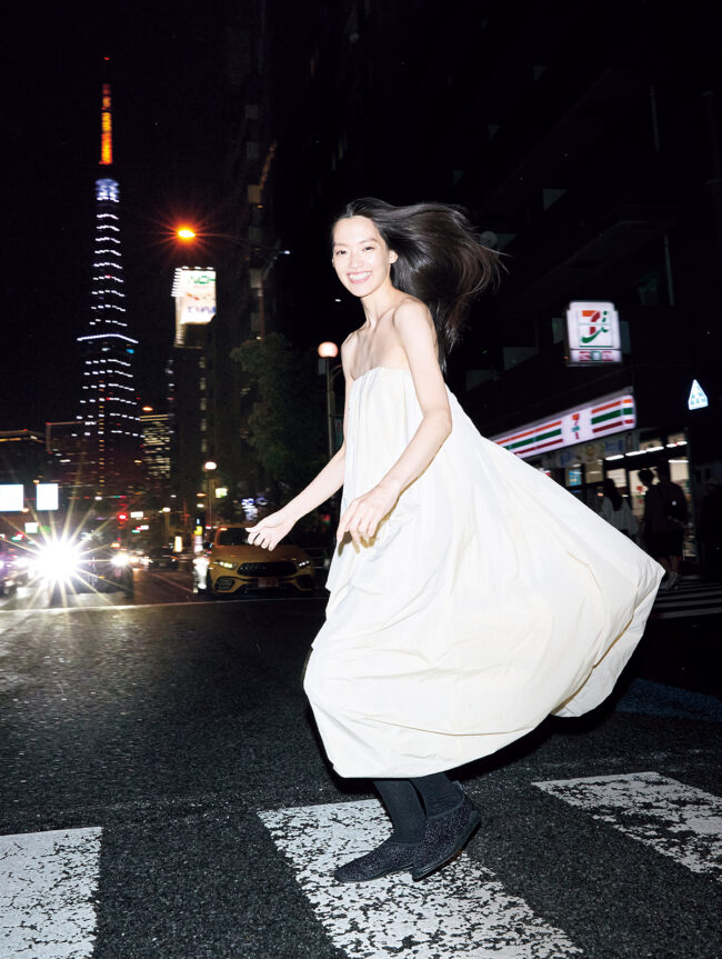 ドレス¥583,000シューズ¥110,000/ともにJil Sander(ジルサンダージャパン)タイツ/スタイリスト私物