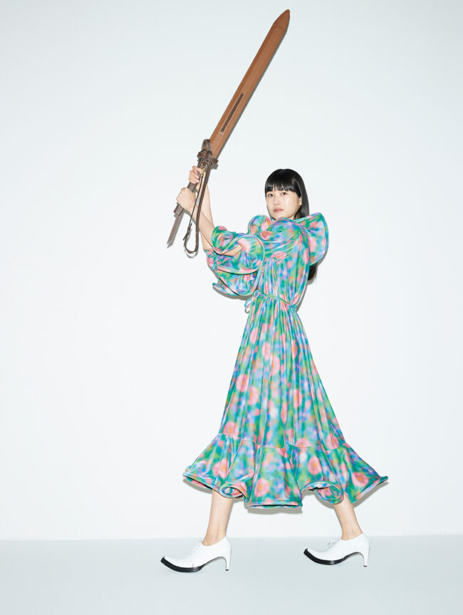 ドレス¥404,800 シューズ¥88,000 剣モチーフのアクセサリー¥242,000/すべてAnrealage(アンリアレイジ)