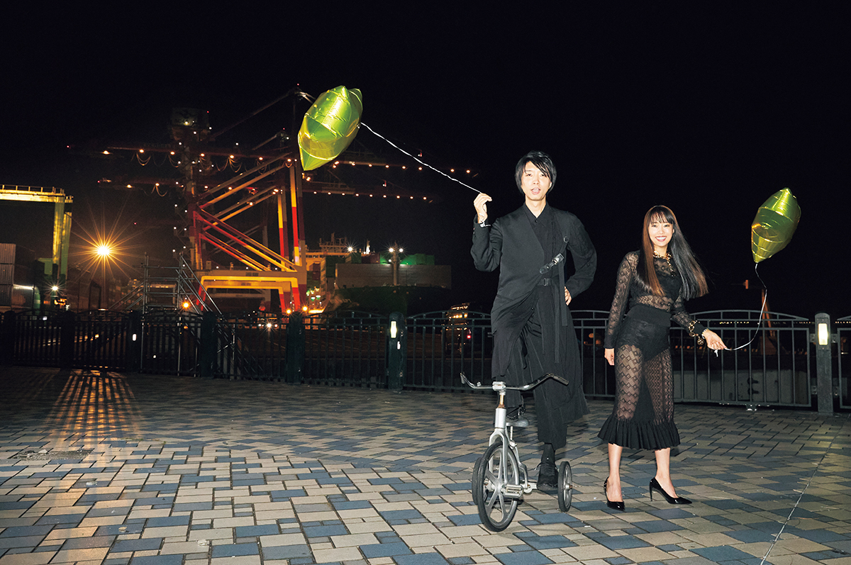 <エリイ>トップ¥331,100 スカート¥429,000 ネックレス¥583,000 ブレスレット¥283,800 シューズ¥167,200(すべて予定価格)ブラ ショーツともに参考商品/すべてDolce&Gabbana(ドルチェ&ガッバーナ ジャパン)