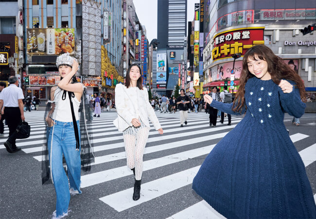 〈モトーラ世理奈〉ドレス¥660,000/Pillings(リトルリーグ インク)〈一宮桜子〉ジャケット¥88,000 レギンス¥30 , 800シューズ¥74,800/すべてViviano(ヴィヴィアーノ)〈新井貴子〉ローブ¥308,000 トップ¥33,000 ジーンズ¥70,400 ヘッドピース 参考商品/すべてTanakadaisuke(タナカダイスケ)