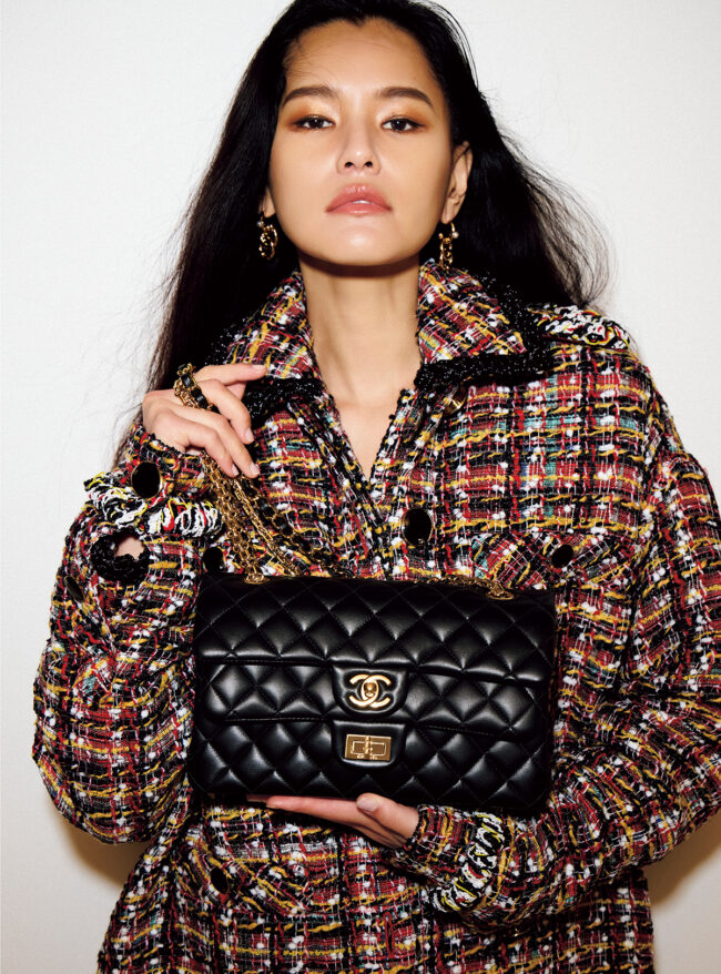 ラムスキンのバッグ¥2,878,000 ジャケット¥2,073,500 中に重ねて着たジャケット¥1,900,800 イヤリング¥151,800 すべて予定価格/Chanel (シャネル)
