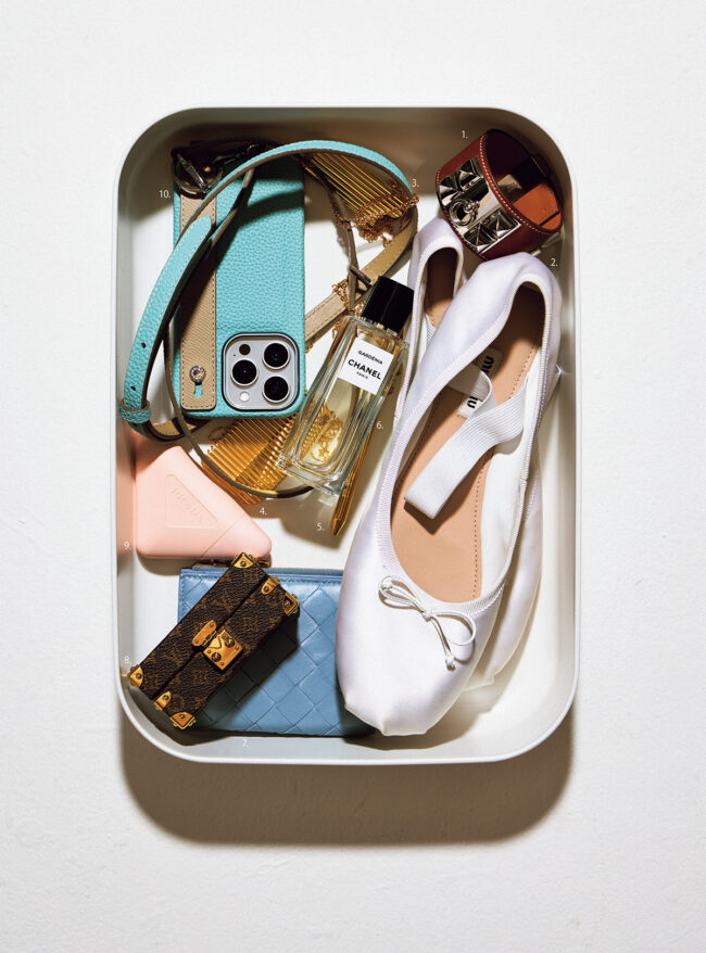 1.レザーのブレスレット￥265,100／Hermès （エルメスジャポン） 2.バレリーナシューズ¥151,800／Miu Miu （ミュウミュウ クライアントサービス） 3.ライターケース付きネックレス 4.コームモチーフ付きネックレス 5.ペン付きネックレス 各￥38,500／すべてAmi Paris （アミ パリス ジャパン） 6.ガーデニア オードゥ パルファム[75ml] ¥40,810／Chanel （シャネル） 7. イントレチャートのミニウォレット￥108,900／ Bottega Veneta （ボッテガ・ヴェネタ ジャパン） 8. リップスティック用のトランク型ケース￥460,900／Louis Vuitton （ルイ・ヴィトン クライアントサービス） 9.パラドックスの香り。ハンドクリーム￥8,030／Prada Beauty （プラダ ビューティ） 10.ハンドル付きレザーのiPhoneケース￥19,800 Dリング付きショルダー ストラップ ￥9,900／ともにBonaventura （ボナベンチュラ）
