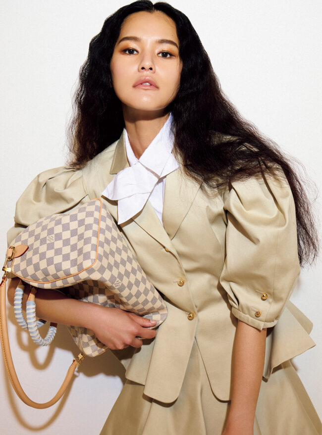 バッグ¥566,500 ジャケット¥649,000ノースリーブのブラウス¥222,200 スカート¥485,100/すべてLouis Vuitton(ルイ・ヴィトン クライアントサービス)