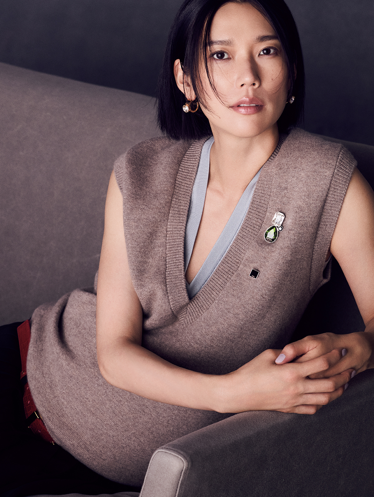 グレーカシミヤベスト¥738,100 ブルーシルクベスト¥718,300 ベルト付きスカート¥1,709,400 ピアス¥134,200 ブローチ¥145,200/すべてChanel(シャネル カスタマー ケア センター)
