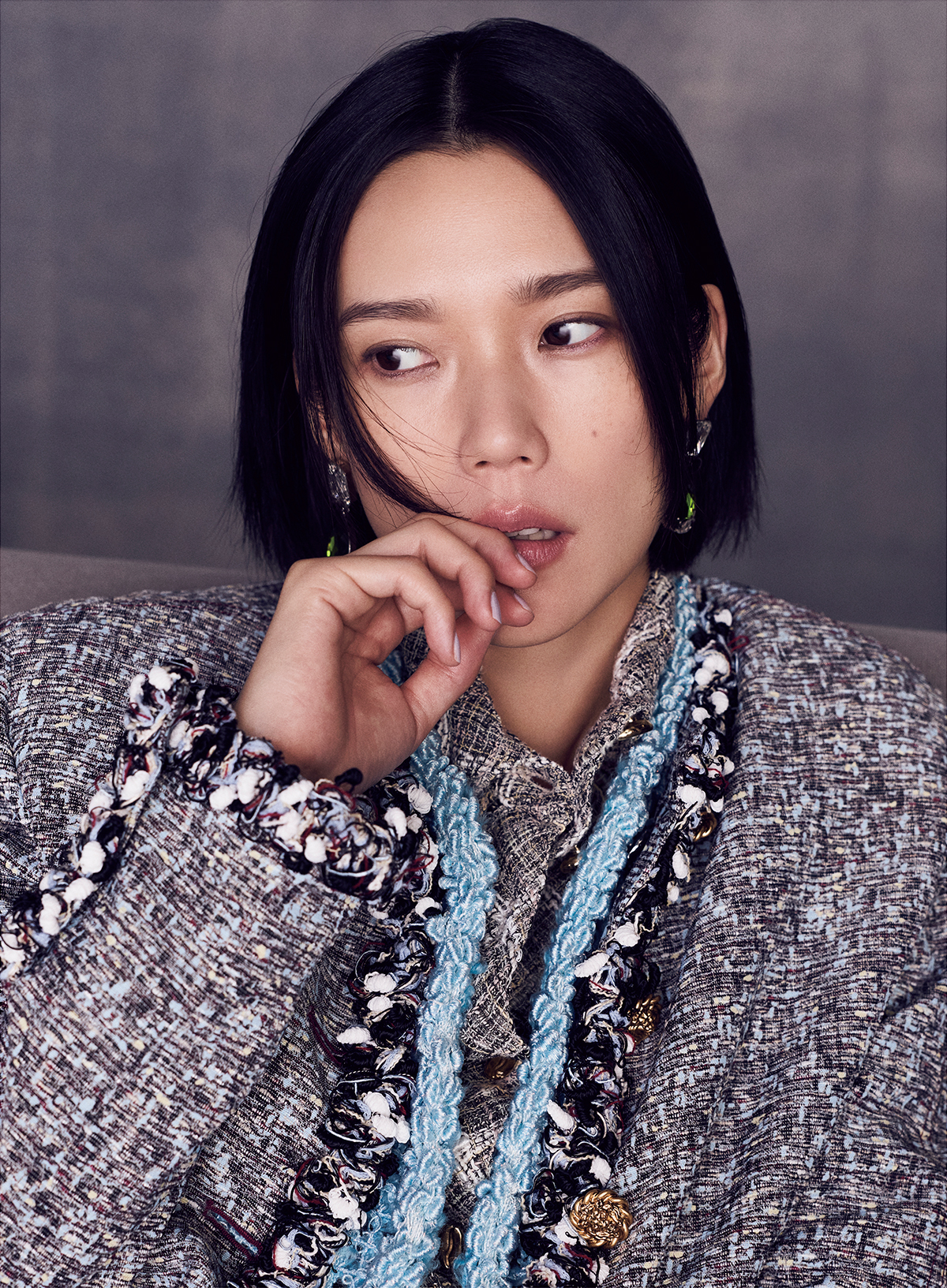 ジャケット¥1,709,400 ベスト¥1,282,600 シャツ¥1,709,400 イヤリング¥192,500 ネックレス¥339,900/すべてChanel(シャネル カスタマー ケア センター)