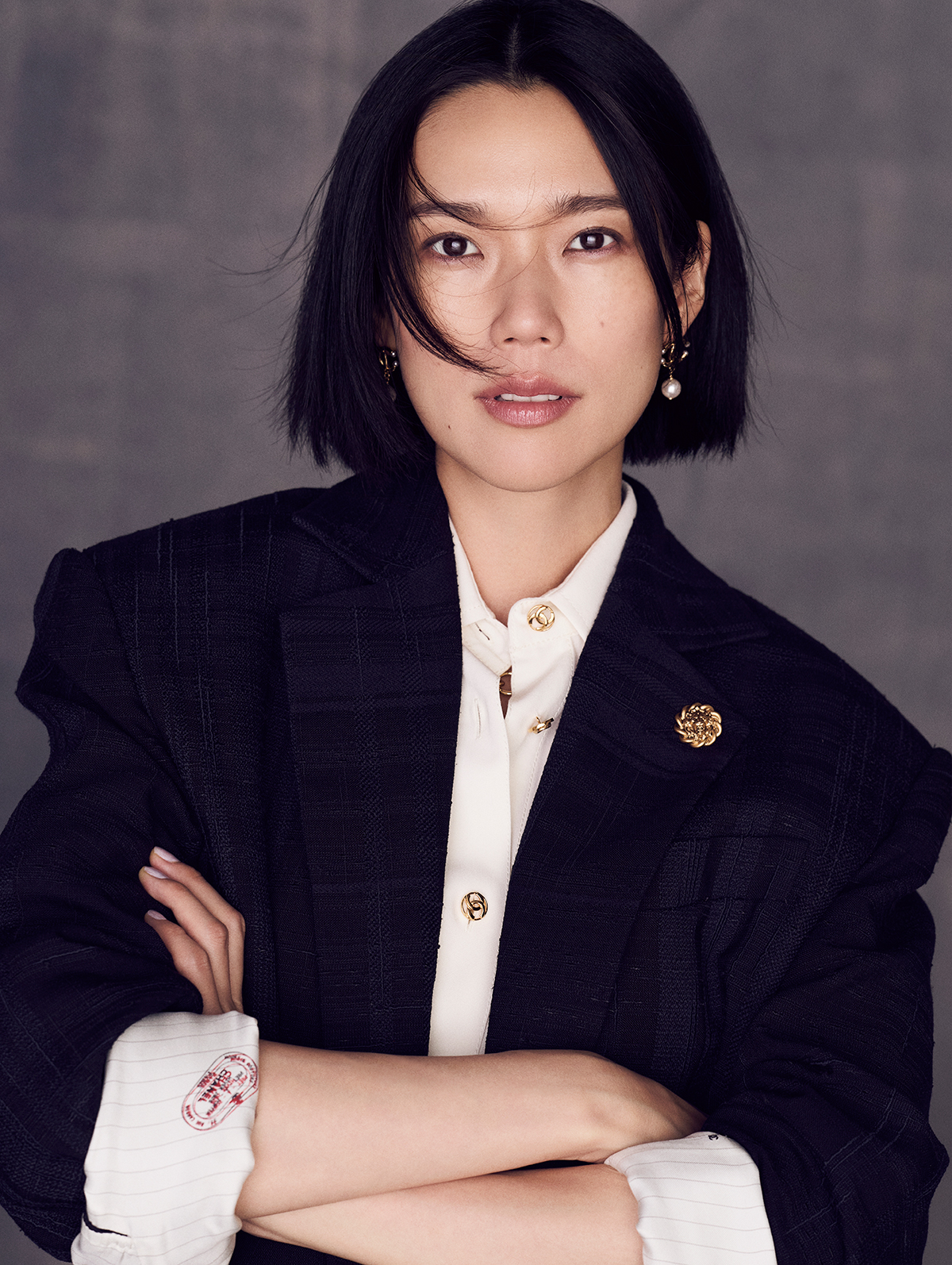 ジャケット¥1,514,700 シャツ¥757,900 ピアス¥134,200 ネックレス¥320,100/すべてChanel(シャネル カスタマー ケア センター)