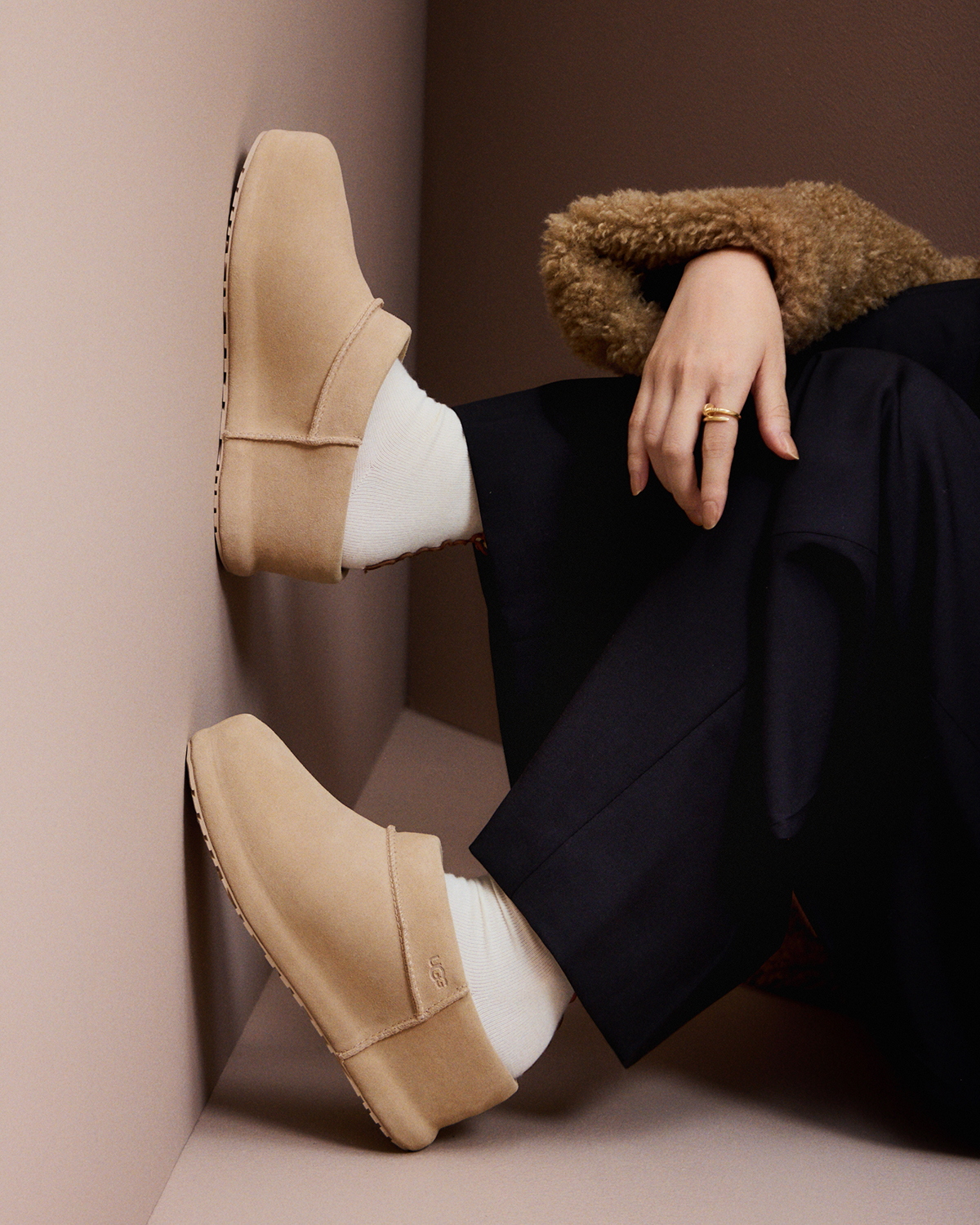 シューズ「Enwrap Clog」(マスタードシード)¥29,700 コート¥52,800 ソックス¥3,080/すべてUGG®(アグ®/デッカーズ ジャパン 0120-710-844)パンツ¥165,000/Alexanderwang(アレキサンダーワン 03-6418-5174) リングはスタイリスト私物