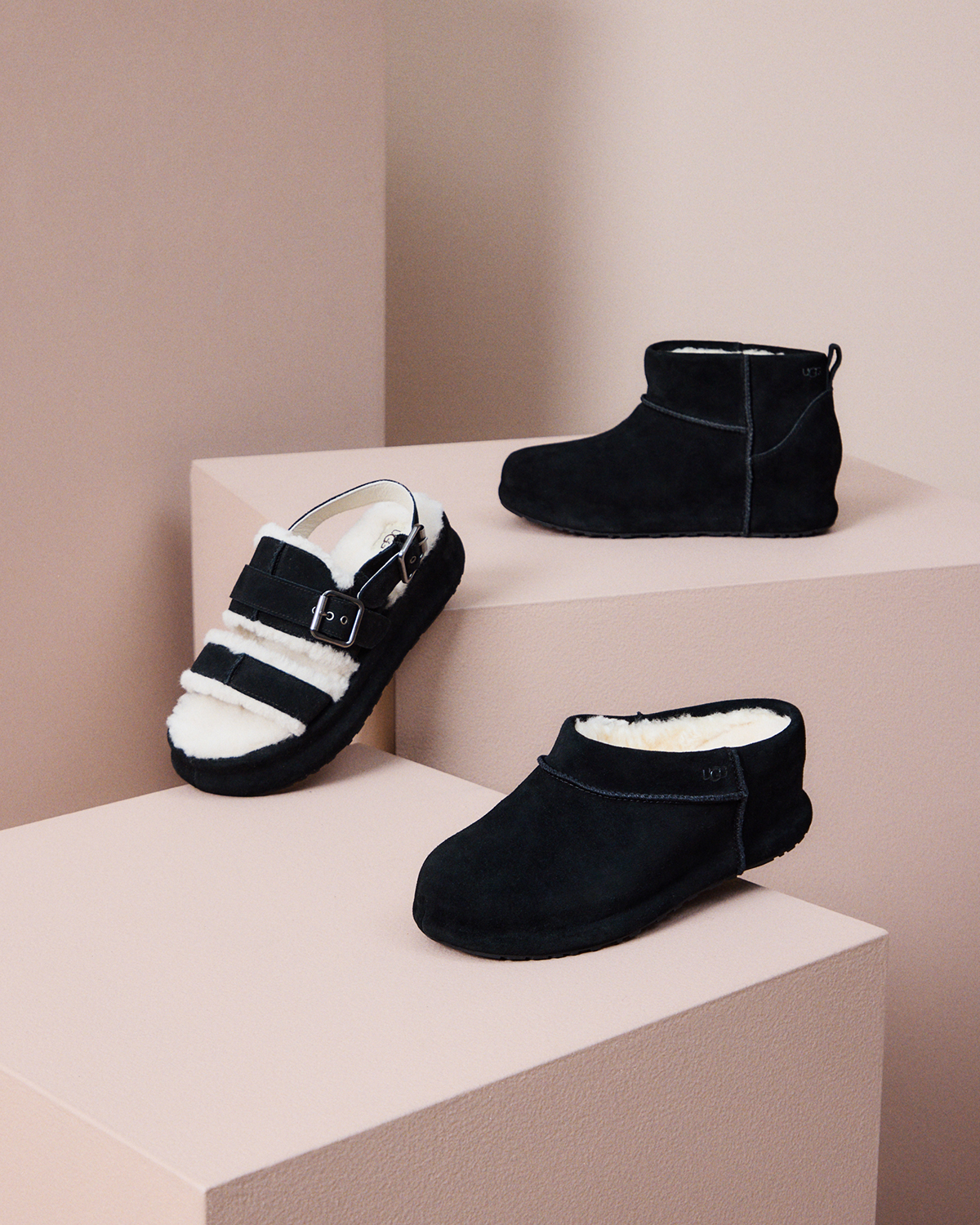 (左から時計周り)Enwrap Sandal ¥27,500 Classic Mini Enwrap ¥35,200 Enwrap Clog ¥29,700/UGG®(アグ®/デッカーズ ジャパン 0120-710-844)