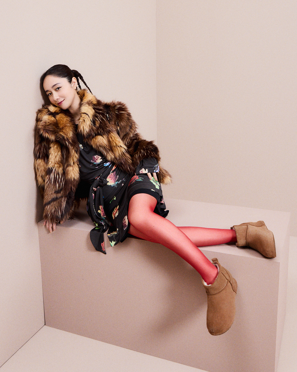 ブーツ「Classic Mini Enwrap」(チェスナット)¥35,200 コート¥48,400/ともにUGG®(アグ®/デッカーズ ジャパン 0120-710-844) ワンピース¥78,100/Ganni(ガニー 渋谷パルコ 03-6820-6215) その他スタイリスト私物